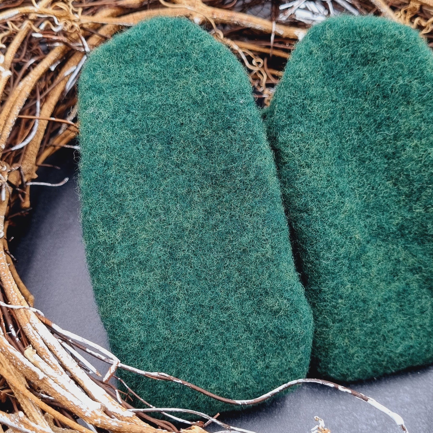 Merino Wollfleece Puschen tannengrün
