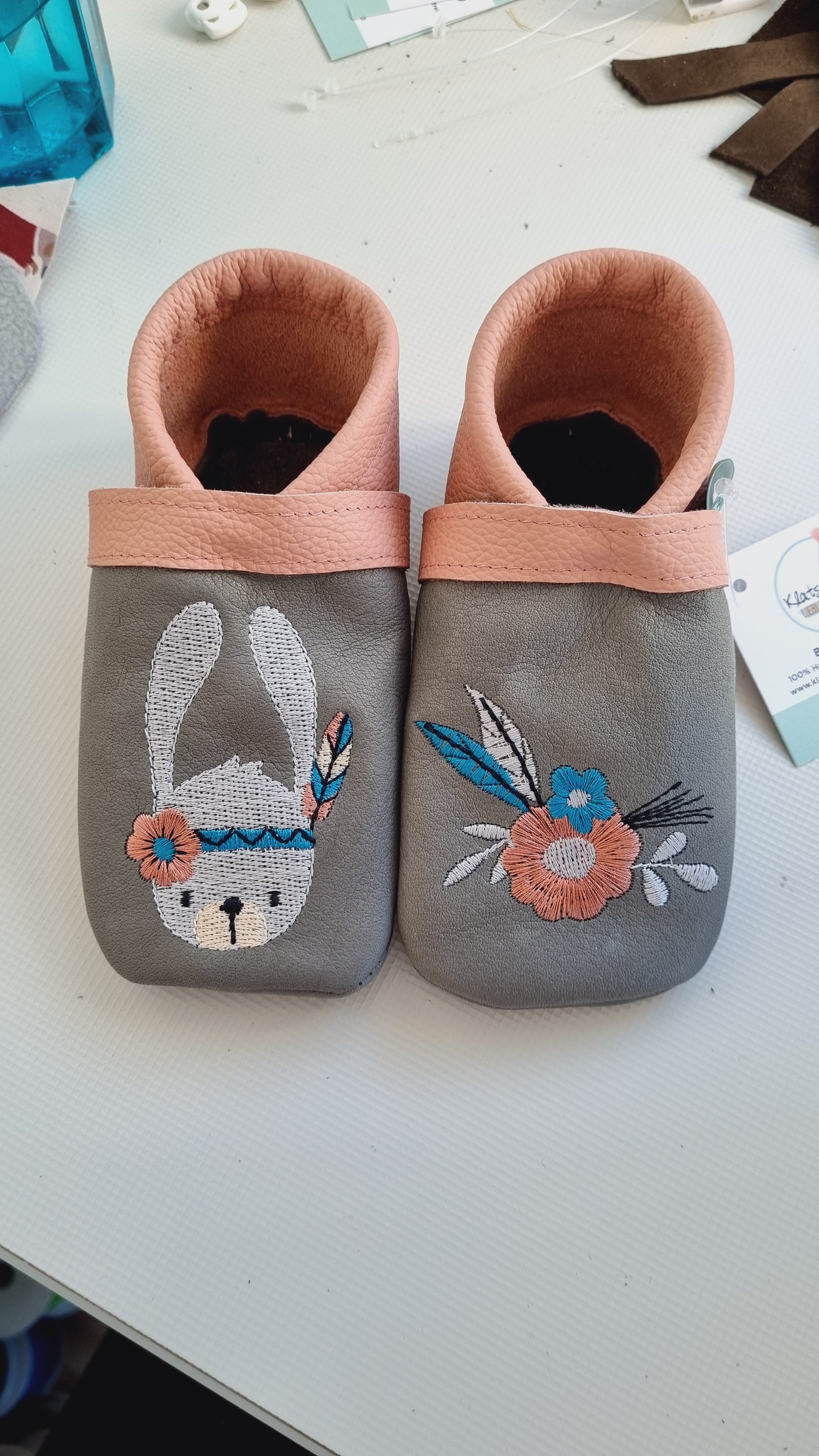 Leder Puschen Braun & Rosa, Motiv Hase und Blumen