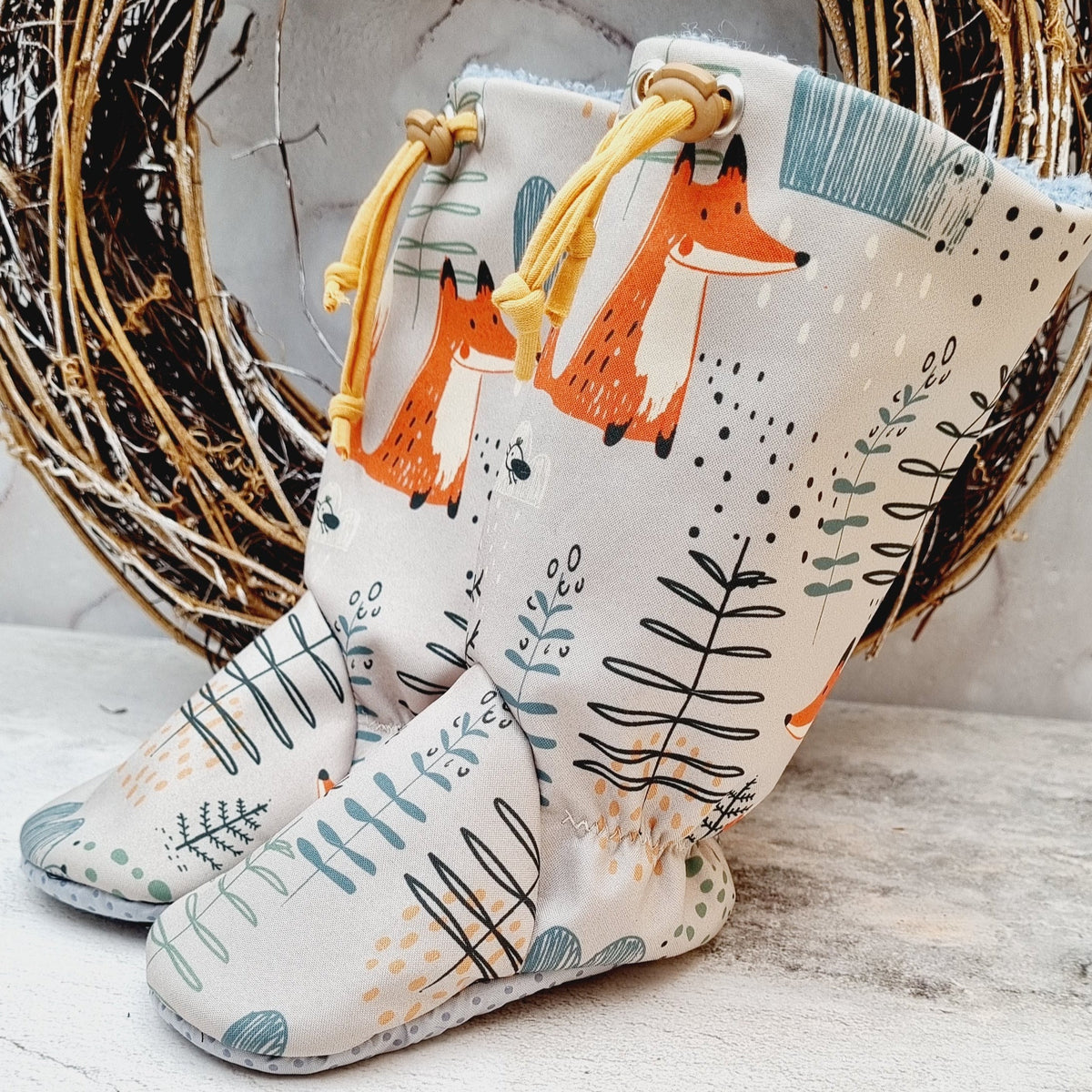 Babystiefel, barfuß