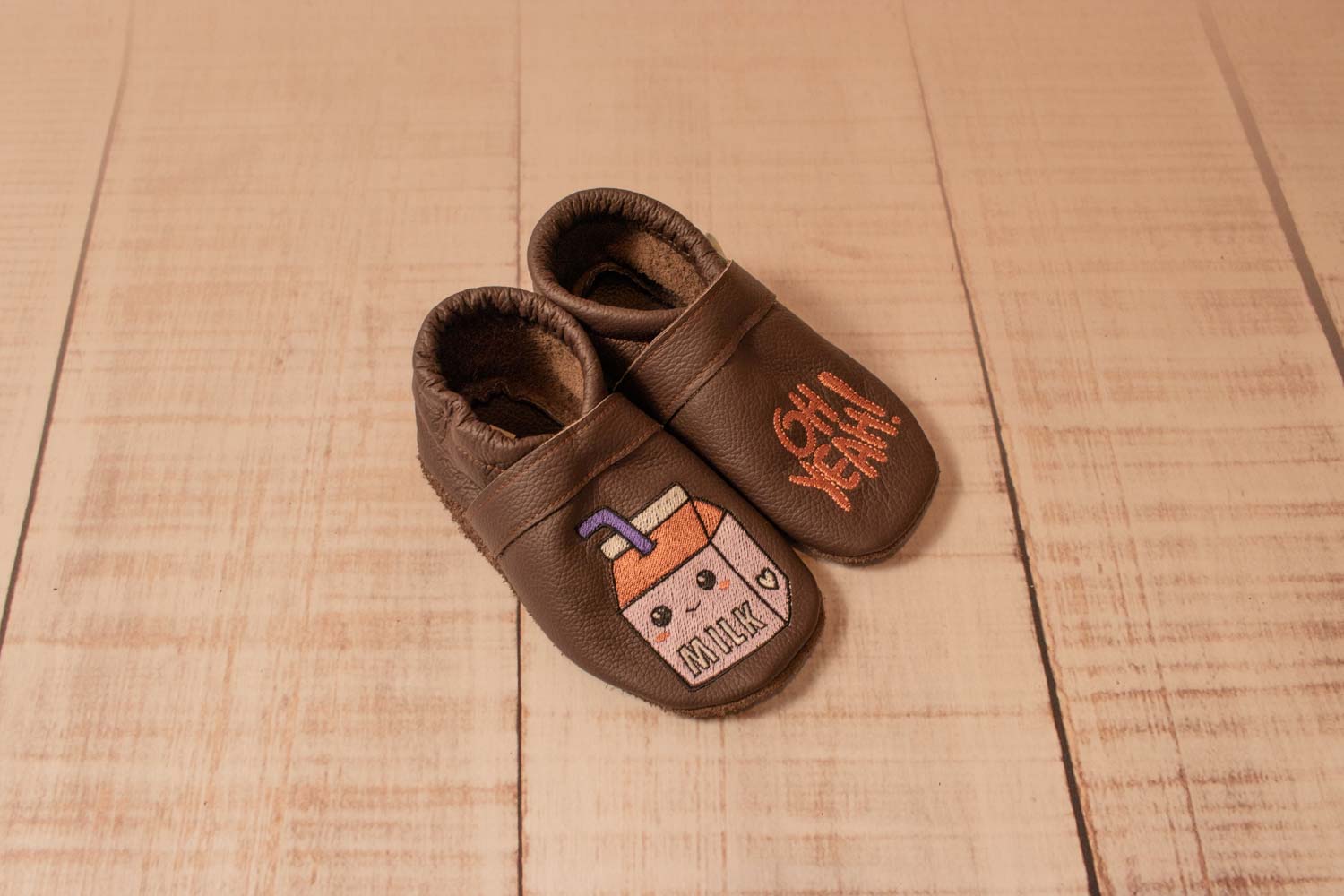 Leder Puschen Braun, Motiv Milchtüte & Oh Yeah