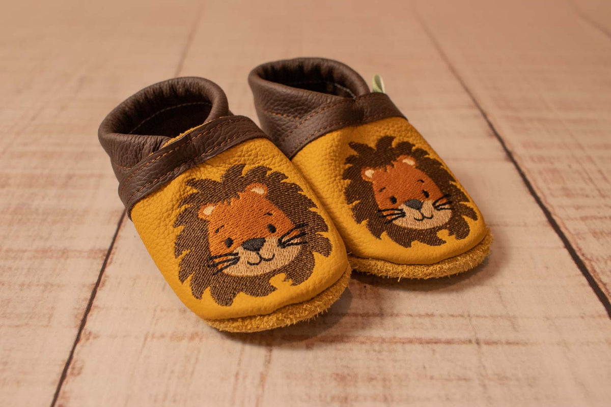 Leder Puschen Senfgelb & Braun, Motiv Löwe