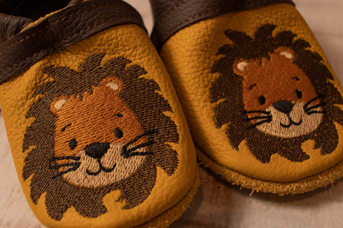 Leder Puschen Senfgelb & Braun, Motiv Löwe