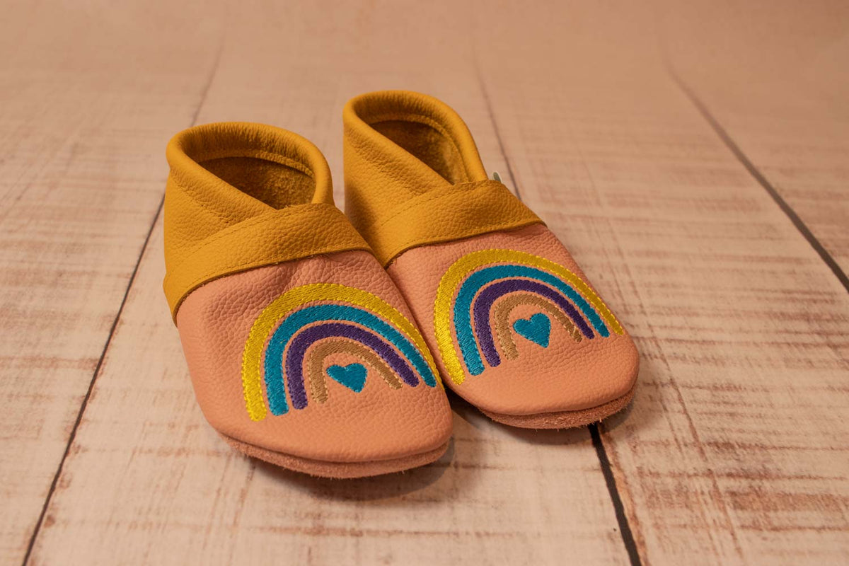 Leder Puschen Rosa & Senfgelb, Motiv Regenbogen