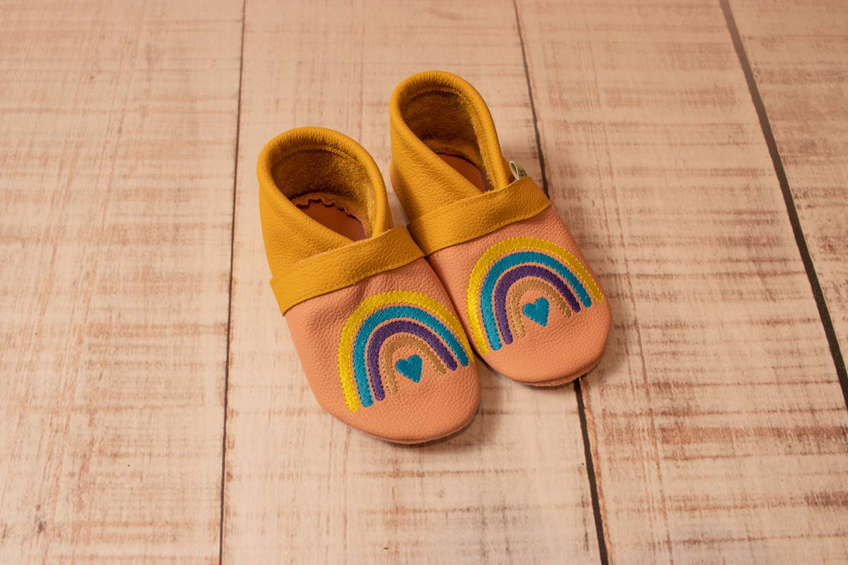 Leder Puschen Rosa & Senfgelb, Motiv Regenbogen