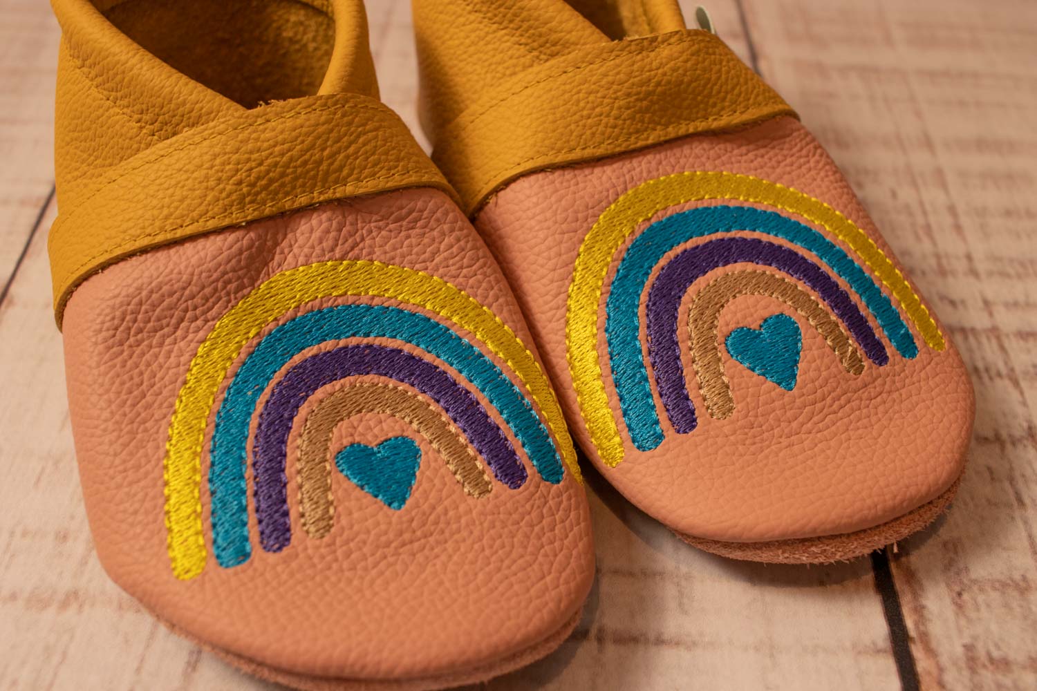 Leder Puschen Rosa & Senfgelb, Motiv Regenbogen