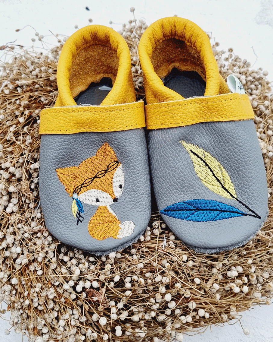 Leder Puschen Gelb/Grau, Motiv Fuchs mit Federn