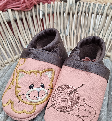 Leder Puschen Braun & Rosa, Motiv Katze & Wollknäuel