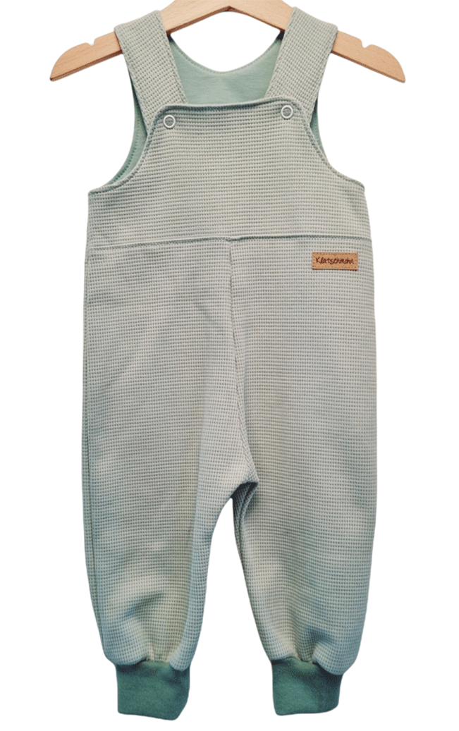 Kinderkleidung - Latzhose aus Waffeljersey in den Farben mint, beere, dunkel petrol, lindgren und hellgrau