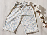 Kinderkleidung - Weiße Stoffhose | Blumenmotiv